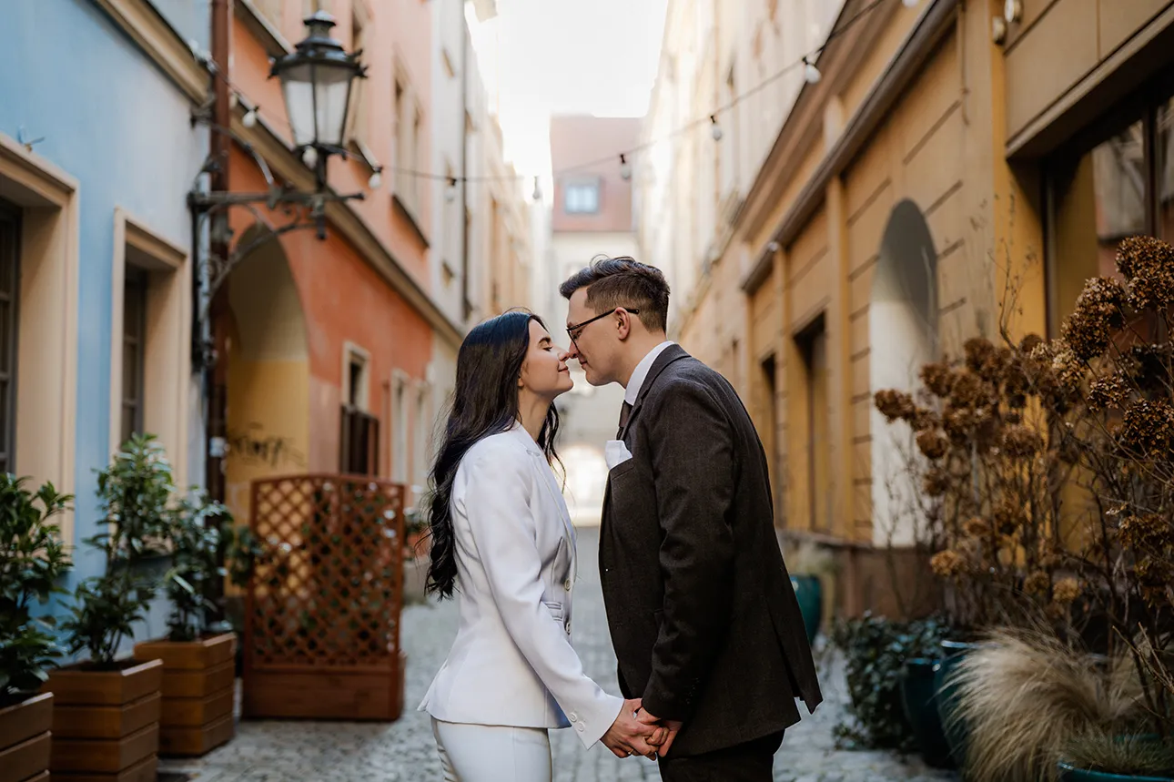 Para młoda całuje się podczas sesji zdjęciowej realizowanej przez fotografa ślubnego na ulicach Wrocławia